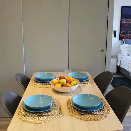 Piso Nuevo Al Lado De La Sagrada Familia. Apartment *